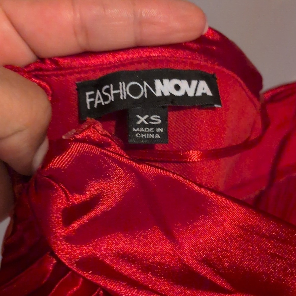 Elegant Red Ruffled Dress - Picture 2 of 8